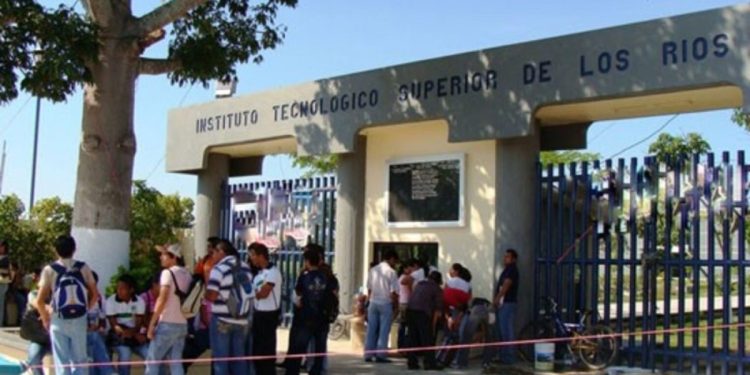 Estudiantes del Tec de Los Ríos marchan tras ruptura de diálogo; retomarán asamblea el lunes
