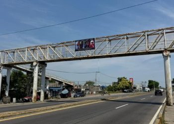 Familiares de mecánicos desaparecidos colocan manta en Dos Montes para exigir su localización