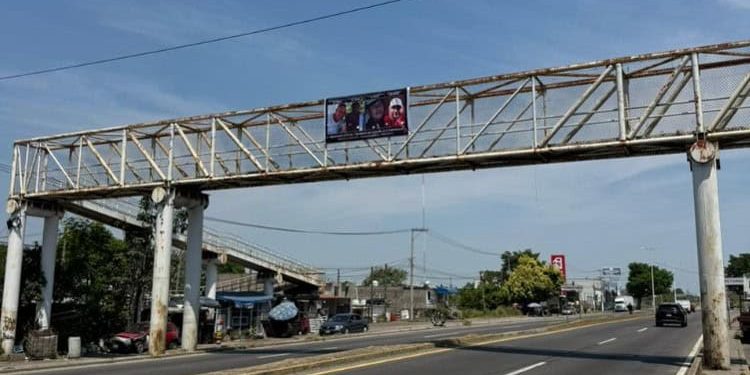 Familiares de mecánicos desaparecidos colocan manta en Dos Montes para exigir su localización