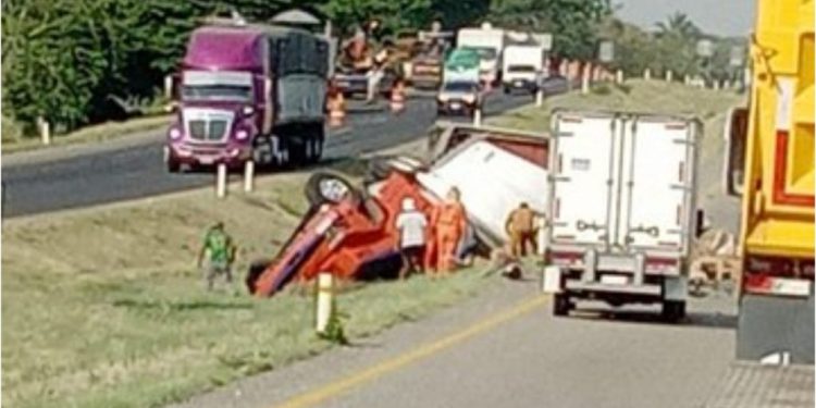 Muere conductor de camión cervecero en accidente en el libramiento de Villahermosa
