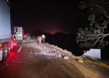 Cae tráiler del puente Samaria en la carretera Cárdenas-Villahermosa; una persona fallece