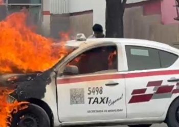 Taxi se incendia en el periférico de Villahermosa; no hay lesionados