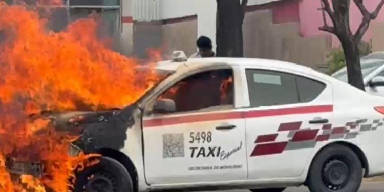 Taxi se incendia en el periférico de Villahermosa; no hay lesionados