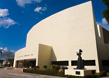 Javier May anuncia rehabilitación al Teatro Esperanza Iris y finalización del Palacio de los Deportes