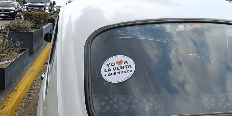 Ciudadanía se moviliza en defensa del Parque-Museo La Venta con pega de calcomanías