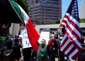 Decretan toque de queda para frenar a los migrantes en los Ángeles