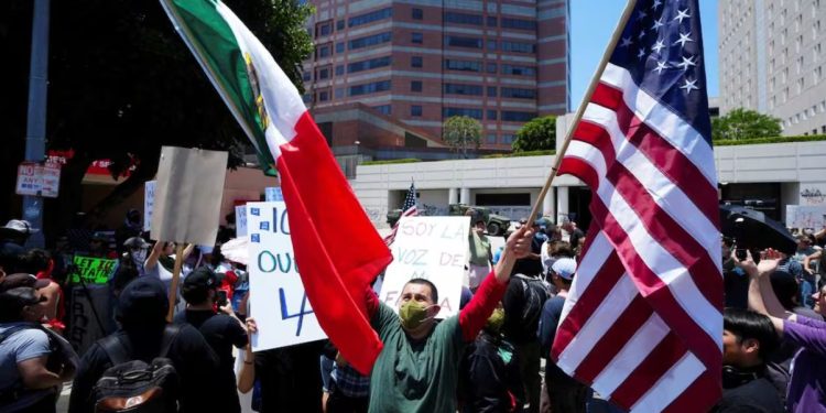 Decretan toque de queda para frenar a los migrantes en los Ángeles