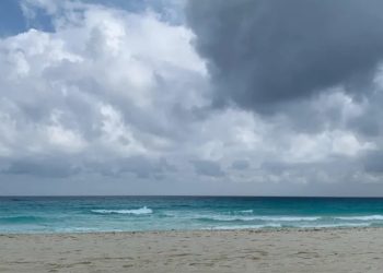 Cancún amanece con lluvias moderadas y calor