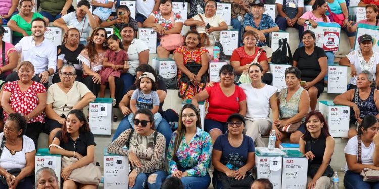Promueve Ana Paty Peralta emprendimiento de mujeres