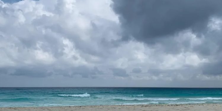 Cancún amanece con lluvias moderadas y calor