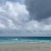 Cancún amanece con lluvias moderadas y calor