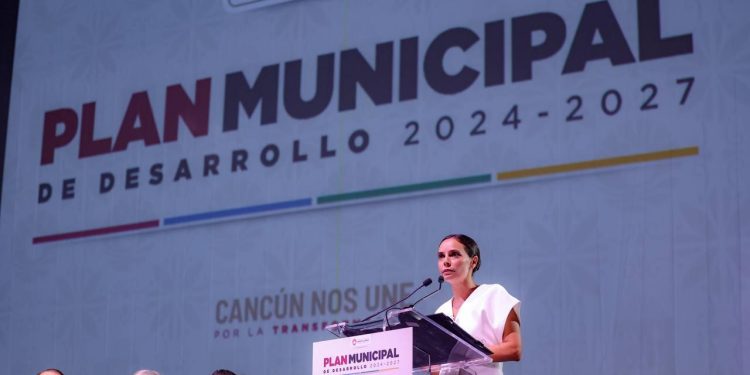 Presenta Ana Paty Peralta plan municipal de desarrollo 2024-2027