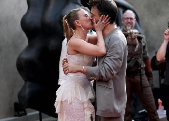 Scarlett Johansson y Jonathan Bailey se robaron todas las miradas en la alfombra roja del estreno de “Jurassic World: Rebirth” con un beso