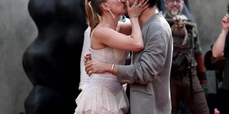 Scarlett Johansson y Jonathan Bailey se robaron todas las miradas en la alfombra roja del estreno de “Jurassic World: Rebirth” con un beso