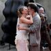 Scarlett Johansson y Jonathan Bailey se robaron todas las miradas en la alfombra roja del estreno de “Jurassic World: Rebirth” con un beso