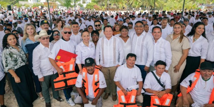 Fortalecen la seguridad marítima con equipo para pescadores en Yucatán