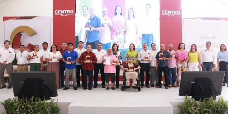 Reconoce Centro a 395 trabajadores con hasta 55 años de servicio