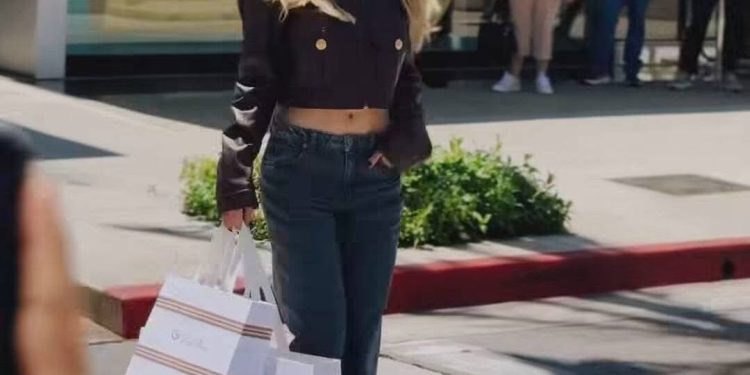Belinda vuelve hacer el centro de la conversación digital al publicar en sus redes sociales un video saliendo de la exclusiva tienda de Loro Piana