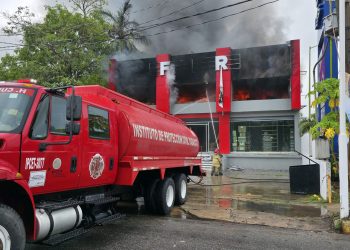 Incendio consume tienda china ‘DF Store’ en Universidad a pocas horas de su inauguración