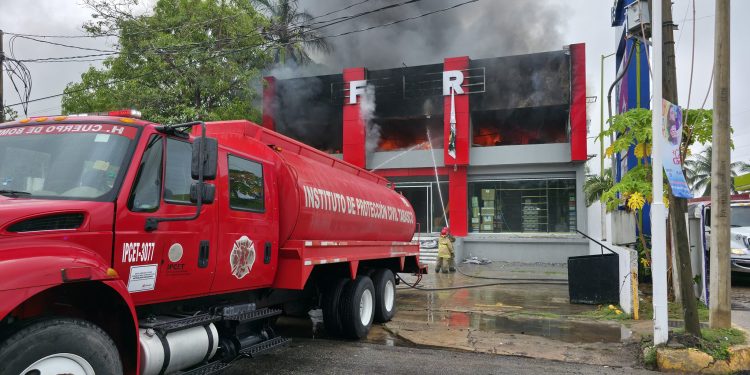 Incendio consume tienda china ‘DF Store’ en Universidad a pocas horas de su inauguración