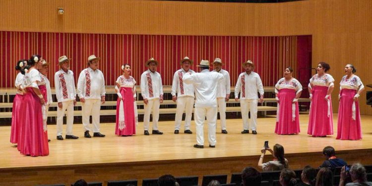 Celebra Ana Paty Peralta triunfo internacional de compañía municipal de coro de Cancún