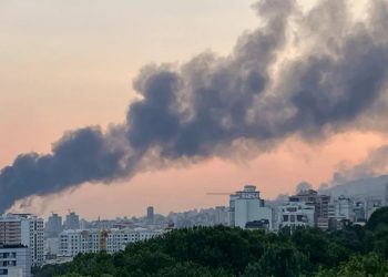 La guerra golpea a Irán; mientras el régimen lanza desafíos, la población huye de Teherán y la infraestructura crítica es bombardeada