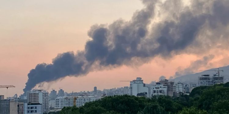 La guerra golpea a Irán; mientras el régimen lanza desafíos, la población huye de Teherán y la infraestructura crítica es bombardeada