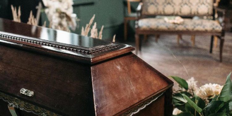 Mujer de 88 años “revive” en su propio funeral en República Checa: investigan negligencia médica