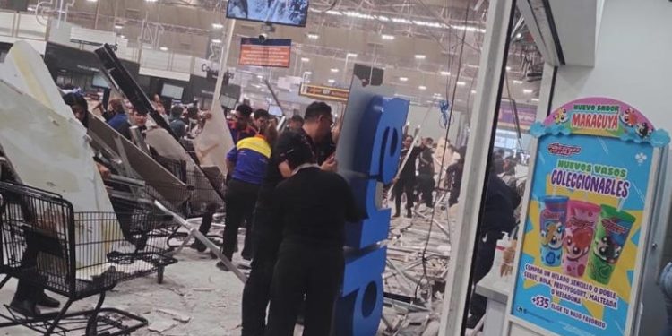 Se desploma techo de supermercado en Plaza Pabellón del Valle tras intensas lluvias en CDMX