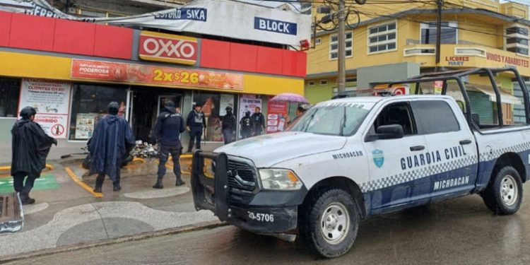 Balaceras, bloqueos e incendios desatan pánico en Zitácuaro; muere un menor