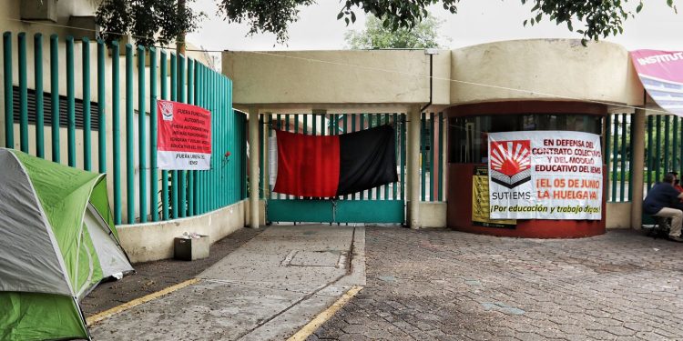 Inicia huelga en preparatorias del IEMS; exigen aumento salarial del 9%