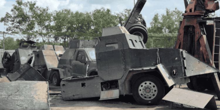 FGR destruye 15 vehículos “monstruo” con blindaje artesanal en Tamaulipas