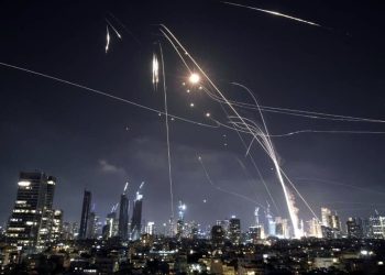 Irán lanza ataque con misiles contra Israel; reportan impacto en Tel Aviv