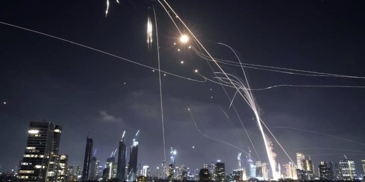 Irán lanza ataque con misiles contra Israel; reportan impacto en Tel Aviv