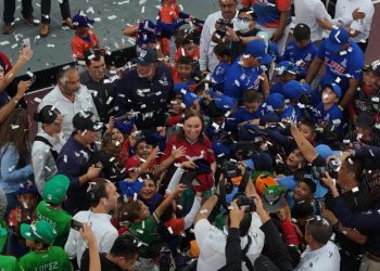 Rocío Nahle lanza la primera bola en campeonato de Ligas Pequeñas