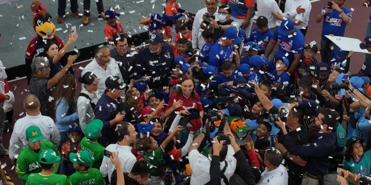 Rocío Nahle lanza la primera bola en campeonato de Ligas Pequeñas