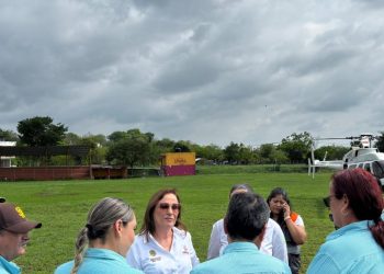 Gobernadora recorre comunidades afectadas por lluvias tras el paso del huracán Erick