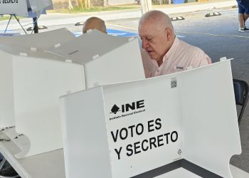 Rafael Marín Mollinedo emite su voto en Cancun para la elección del Poder Judicial