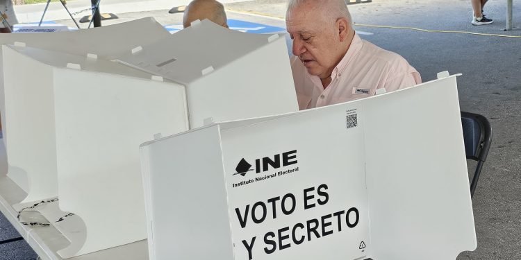 Rafael Marín Mollinedo emite su voto en Cancun para la elección del Poder Judicial