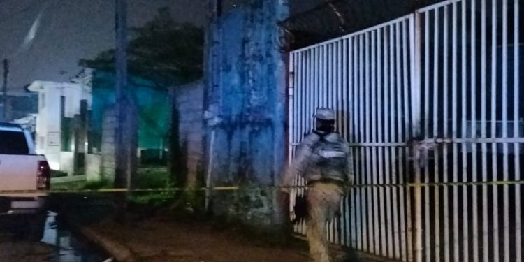 Balean oficinas de constructora en Coatzacoalcos; se reportan hasta 15 detonaciones