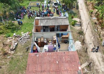 Apoyan con láminas a familias de Centro afectadas por tromba