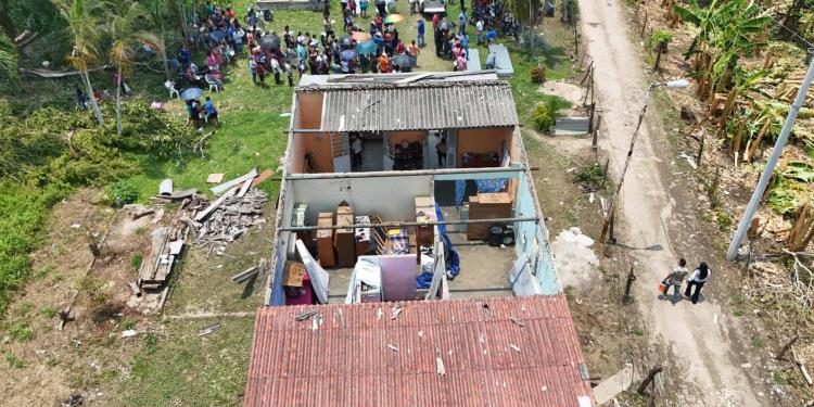 Apoyan con láminas a familias de Centro afectadas por tromba