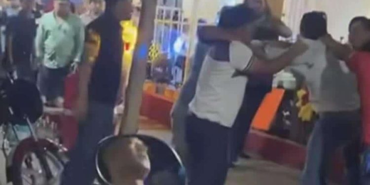 Riña entre asistentes opaca festividades de San Juan Bautista en Jalupa, Jalpa de Méndez