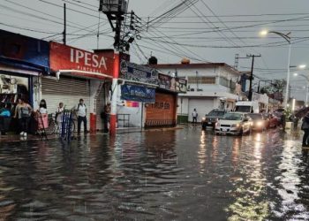 Fuerte lluvia deja accidentes y caída de ramas en Villahermosa-Cárdenas