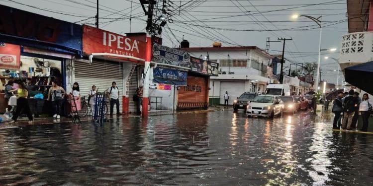Fuerte lluvia deja accidentes y caída de ramas en Villahermosa-Cárdenas
