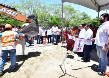 Gobierno de Tabasco inicia y entrega obras clave en el municipio de Centla