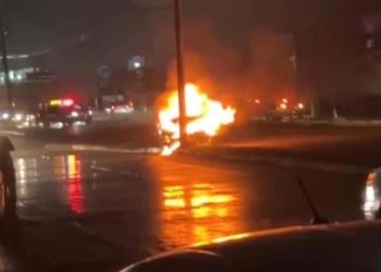 Camioneta se incendia en el Periférico de Villahermosa tras chocar contra poste de la CFE