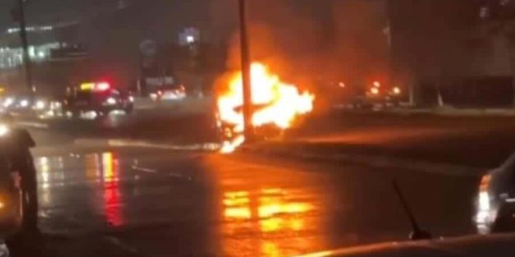 Camioneta se incendia en el Periférico de Villahermosa tras chocar contra poste de la CFE