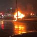 Camioneta se incendia en el Periférico de Villahermosa tras chocar contra poste de la CFE