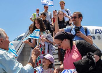 Israel reanuda vuelos tras acuerdo de alto al fuego con Irán